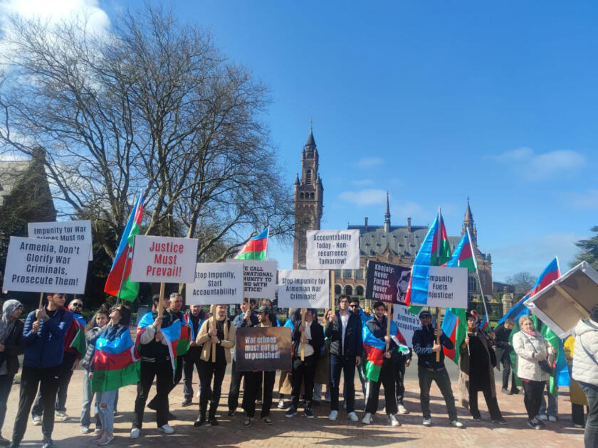 Азербайджанцы в Европе проводят акцию протеста перед Дворцом мира в Гааге