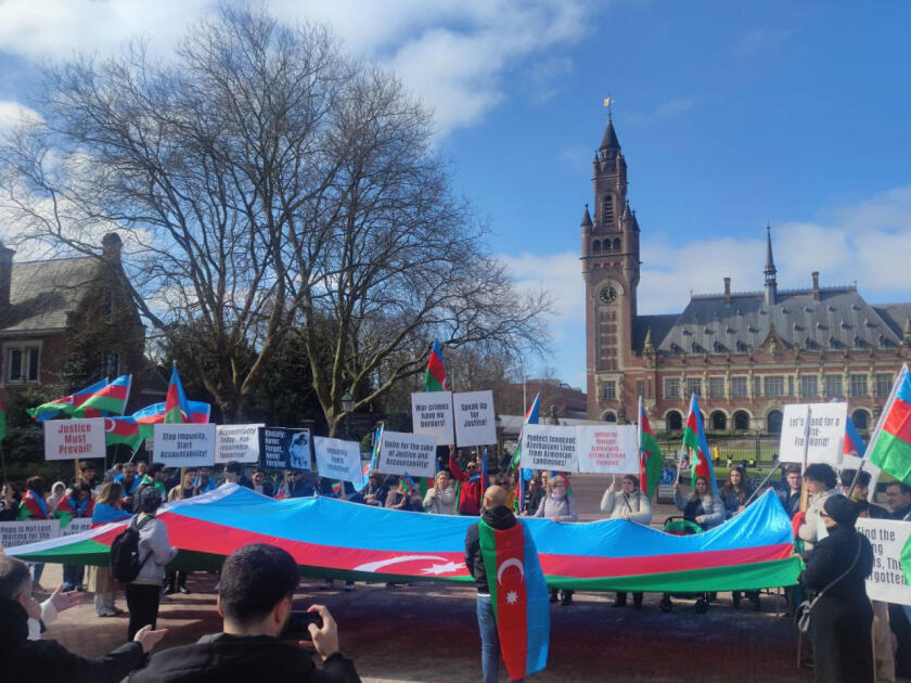 Азербайджанцы в Европе проводят акцию протеста перед Дворцом мира в Гааге